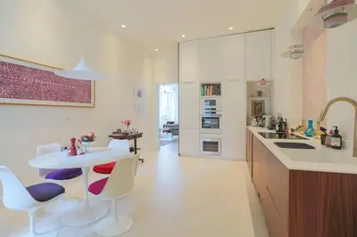 Cuisine ou kitchenette dans l'établissement Chic flat Place des Vosges