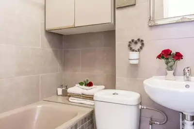 Salle de bains dans l'établissement La Belle Du Marais