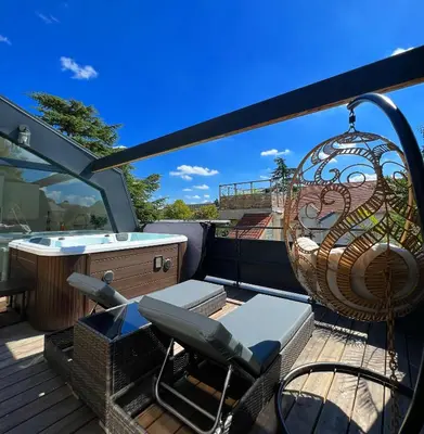 Balcon ou terrasse dans l'établissement Superbe appartement avec jacuzzi, sauna et hammam, proche de Paris