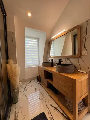 Télévision ou salle de divertissement dans l'établissement Superbe appartement avec jacuzzi, sauna et hammam, proche de Paris