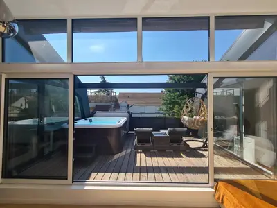 Piscine de l'établissement Superbe appartement avec jacuzzi, sauna et hammam, proche de Paris ou située à proximité