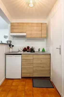 Cuisine ou kitchenette dans l'établissement The Heart of the Marais