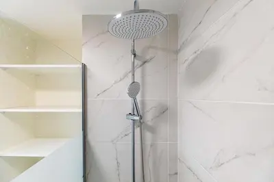 Salle de bains dans l'établissement GuestReady - Bel Apt. près de la Place d'Italie