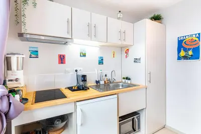 Cuisine ou kitchenette dans l'établissement GuestReady - Comfortable Cocoon near le Marais
