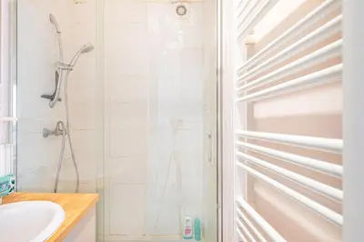 Salle de bains dans l'établissement GuestReady - Comfortable Cocoon near le Marais