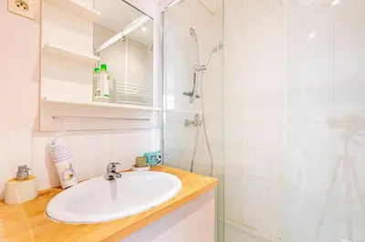 Salle de bains dans l'établissement GuestReady - Comfortable Cocoon near le Marais