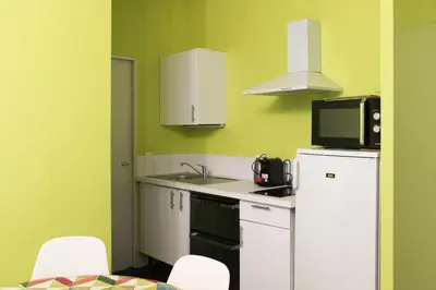 Cuisine ou kitchenette dans l'établissement Colored Appt To Beaugrenelle