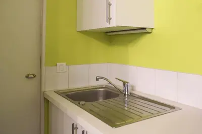Cuisine ou kitchenette dans l'établissement Colored Appt To Beaugrenelle