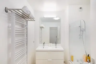 Salle de bains dans l'établissement Duplex Cosy 6 personnes - Parking Gratuit - 15 min Centre de Paris Metro 13