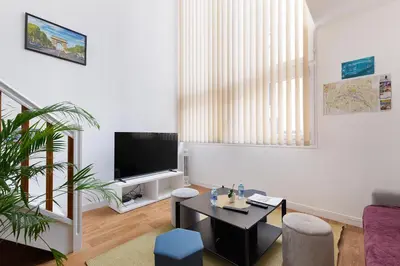 Télévision ou salle de divertissement dans l'établissement Duplex Cosy 6 personnes - Parking Gratuit - 15 min Centre de Paris Metro 13
