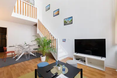 Télévision ou salle de divertissement dans l'établissement Duplex Cosy 6 personnes - Parking Gratuit - 15 min Centre de Paris Metro 13
