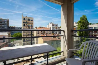 Balcon ou terrasse dans l'établissement Le Cozy Appartement + balcon ensoleillé + Parking