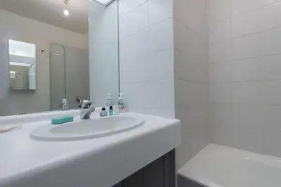Salle de bains dans l'établissement Le Cozy Appartement + balcon ensoleillé + Parking