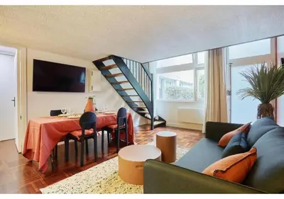 Télévision ou salle de divertissement dans l'établissement Apartment Le Marais Place des Vosges by Studio Prestige