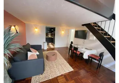 Télévision ou salle de divertissement dans l'établissement Apartment Le Marais Place des Vosges by Studio Prestige