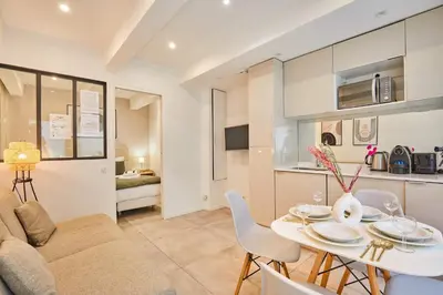 Cuisine ou kitchenette dans l'établissement Apartment Le Marais Place des Vosges by Studio prestige