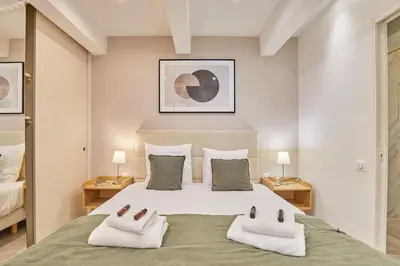 Un ou plusieurs lits dans un hébergement de l'établissement Apartment Le Marais Place des Vosges by Studio prestige