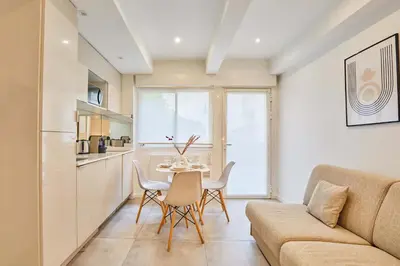 Cuisine ou kitchenette dans l'établissement Apartment Le Marais Place des Vosges by Studio prestige