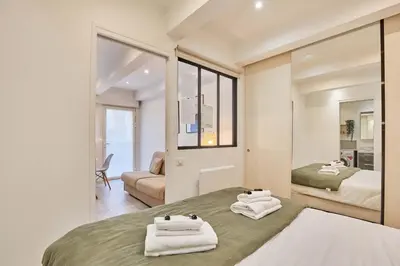 Un ou plusieurs lits dans un hébergement de l'établissement Apartment Le Marais Place des Vosges by Studio prestige