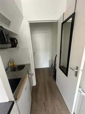 Cuisine ou kitchenette dans l'établissement 2 pièces duplex Issy Les Moulineaux Ascenseur internet