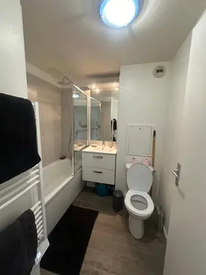 Salle de bains dans l'établissement 2 pièces duplex Issy Les Moulineaux Ascenseur internet
