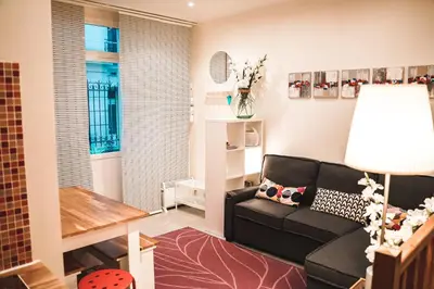 Coin salon dans l'établissement Charming souplex in Paris