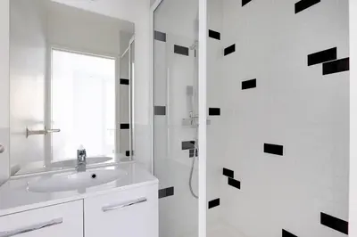 Salle de bains dans l'établissement studio cosy jules Joffrin