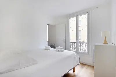 Un ou plusieurs lits dans un hébergement de l'établissement studio cosy jules Joffrin