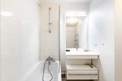 Salle de bains dans l'établissement GuestReady - Appartement Chic avec Balcon