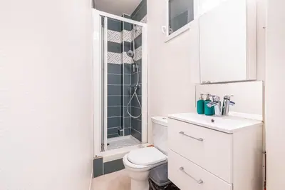 Salle de bains dans l'établissement GuestReady - City Charm near Sacré-Cœur