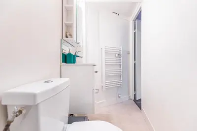 Salle de bains dans l'établissement GuestReady - City Charm near Sacré-Cœur
