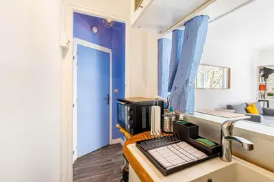 Cuisine ou kitchenette dans l'établissement GuestReady - City Charm near Sacré-Cœur