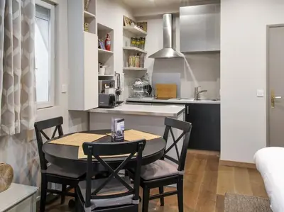Cuisine ou kitchenette dans l'établissement La Villa du Louvre