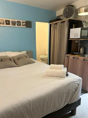 Un ou plusieurs lits dans un hébergement de l'établissement Joli studio rue de Nazareth