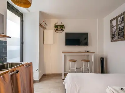 Télévision ou salle de divertissement dans l'établissement Joli studio rue de Nazareth
