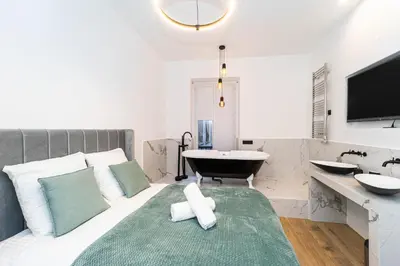 Télévision ou salle de divertissement dans l'établissement Pick A Flat's Apartment in Notre-Dame de Paris - Rue Saint-Séverin