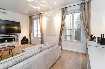 Télévision ou salle de divertissement dans l'établissement Pick A Flat's Apartment in Notre-Dame de Paris - Rue Saint-Séverin
