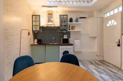 Cuisine ou kitchenette dans l'établissement Joli 3 pièces proche Marais