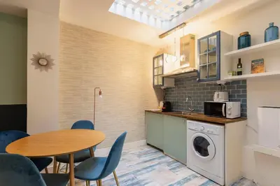 Cuisine ou kitchenette dans l'établissement Joli 3 pièces proche Marais