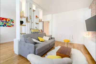 Coin salon dans l'établissement Appartement 2 pièces avec vue Tour Eiffel