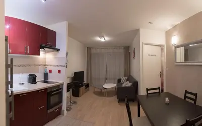 Cuisine ou kitchenette dans l'établissement Parisian Romance Retreat