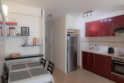Cuisine ou kitchenette dans l'établissement Parisian Romance Retreat