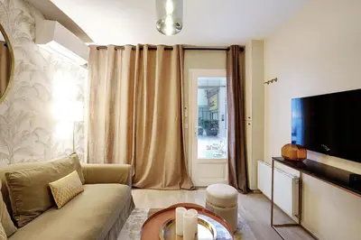Télévision ou salle de divertissement dans l'établissement Apartment with terrace - Parc monceau