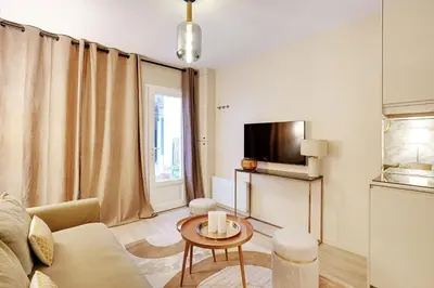 Télévision ou salle de divertissement dans l'établissement Apartment with terrace - Parc monceau