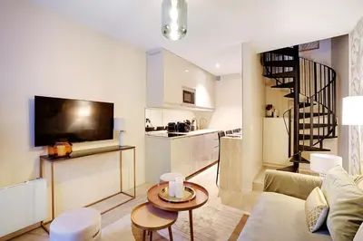 Télévision ou salle de divertissement dans l'établissement Apartment with terrace - Parc monceau