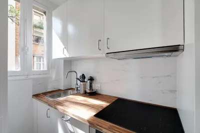 Cuisine ou kitchenette dans l'établissement Bright Studio for 2 - Champs-Elysées