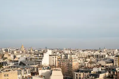 Vue générale sur Paris ou vue de la ville depuis l'appartement