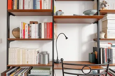 Bibliothèque dans l'appartement