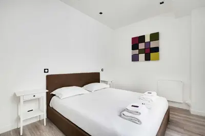 Un ou plusieurs lits dans un hébergement de l'établissement Superb apartment with hammam -4BR-12P- Bastille