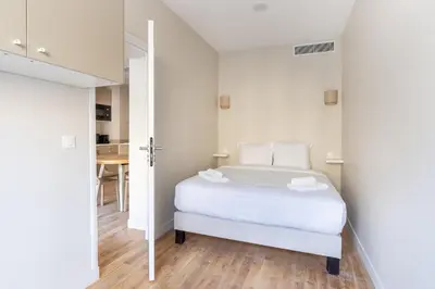 Un ou plusieurs lits dans un hébergement de l'établissement Modern Open-Air Apartment near Montmartre